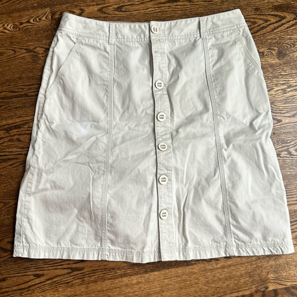 The most adorable light khaki colored skirt with the cutest buttons - Picture 1 of 4